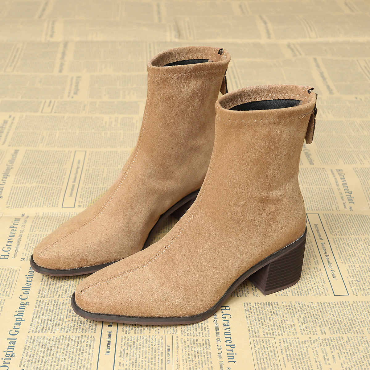 Apricot / 12 US | 43 EU